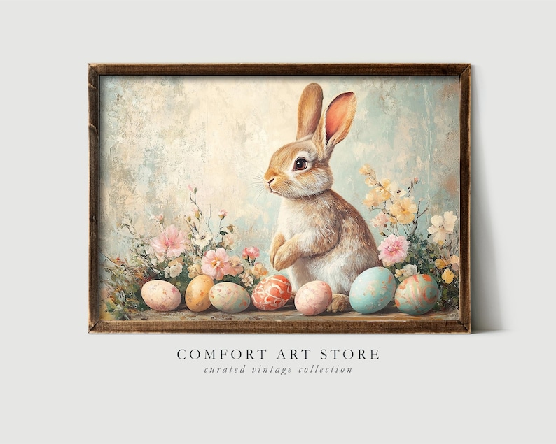 Puede incluir: Una ilustraci&oacute;n vintage de un conejo marr&oacute;n sentado entre flores rosas y amarillas y huevos de Pascua coloridos. La imagen tiene un fondo texturizado y desgastado.