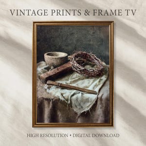 Könnte beinhalten: Ein gerahmter Vintage-Druck mit einem Stillleben mit einer Dornenkrone, einem Holzkreuz, einer Schüssel und einem Messer. Das Bild hat eine warme, gedämpfte Farbpalette und ist mit "VINTAGE PRINTS & FRAME TV" und "HIGH RESOLUTION • DIGITAL DOWNLOAD" beschriftet.