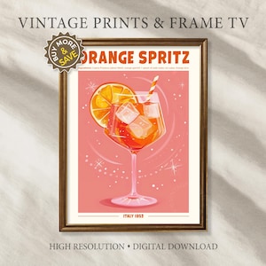 Puede incluir: Una impresi&oacute;n vintage enmarcada con una ilustraci&oacute;n de un c&oacute;ctel Orange Spritz. La obra de arte muestra una bebida naranja vibrante con cubitos de hielo, una pajita y una rodaja de naranja, sobre un fondo rosa. El texto incluye "Orange Spritz" e "Italy 1952".