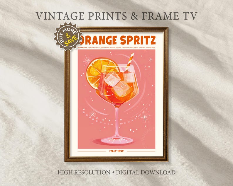 Puede incluir: Una impresi&oacute;n vintage enmarcada con una ilustraci&oacute;n de un c&oacute;ctel Orange Spritz. La obra de arte muestra una bebida naranja vibrante con cubitos de hielo, una pajita y una rodaja de naranja, sobre un fondo rosa. El texto incluye "Orange Spritz" e "Italy 1952".