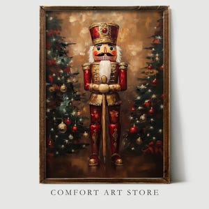 Op de afbeelding: Een schilderij van een traditionele notenkraker die voor een kerstboom staat. De notenkraker draagt een rood en gouden uniform met een grote hoed. De boom is versierd met rode en gouden kerstballen.