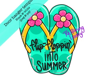 Może przedstawiać: Turkusowy wieszak na drzwi w kształcie klapek z białymi kropkami. Klapki mają różowe kwiaty i żółte paski. Tekst "flip-floppin' into SUMMER" jest napisany czarnym kolorem.