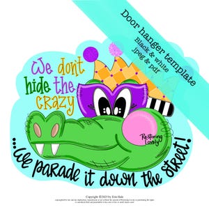 Puede incluir: Una plantilla de colgante de puerta caprichosa con un cocodrilo de dibujos animados. El cocodrilo verde tiene una máscara y corona moradas. El texto dice: "We don't hide the crazy...we parade it down the street!"