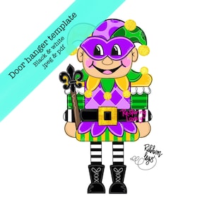 Puede incluir: Un colgador de puerta de bufón morado y verde con una máscara negra, un cinturón dorado y un cetro de flor de lis. El bufón tiene piernas rayadas en blanco y negro y botas negras. El texto "Restoring Lovely" está en el cinturón del bufón. El texto "Ribbon Legs" está en el lado derecho de la imagen.