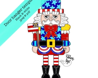 Puede incluir: Un colgador de puerta patriótico con un cascanueces vestido de rojo, blanco y azul con un sombrero estrellado y una corbata de lazo. El cascanueces sostiene una pequeña bandera estadounidense. El texto "Ribbon Legs" está escrito en un círculo debajo del cascanueces.