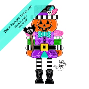 Puede incluir: Plantilla de colgante de puerta con temática de Halloween. El diseño presenta una figura con cabeza de calabaza con un atuendo morado y naranja, que lleva un sombrero de bruja y sostiene una escoba con "BOO". El texto "Door hanger template" es visible.