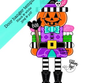 Op de afbeelding: Een Halloween-thema deurhanger sjabloon met een pompoenhoofd figuur in een paarse en oranje outfit. Het ontwerp bevat een heksenhoed, een vlinderdas en een bezem met "BOO". De tekst "Door hanger template" is zichtbaar.