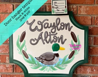 Puede incluir: Un colgador de puerta de madera con un borde verde y un fondo crema. El nombre "Waylon Alton" está escrito en letra cursiva. Una imagen pintada de un pato está en la esquina inferior derecha. El texto "Restoring Lovely" está escrito en rosa en el lado derecho del letrero.