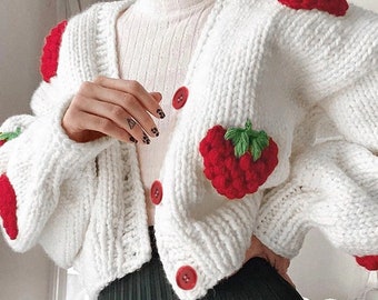 Joli cardigan fraise au crochet, pull épais et doux pour femme, tenue en tricot courte faite main, cadeau pour elle, haut an 2000 avec fraises 2024