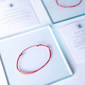 Braccialetto con filo rosso, braccialetto dei desideri, braccialetto con filo rosso con carta, braccialetto rosso della Kabbalah