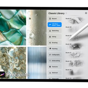 Pode incluir: Um tablet digital exibe a interface do aplicativo Procreate. A tela mostra uma "Biblioteca Cl&aacute;ssica" com op&ccedil;&otilde;es de pincel e uma caneta. A tela apresenta quatro imagens texturizadas e o texto "150 Glass Texturushes".