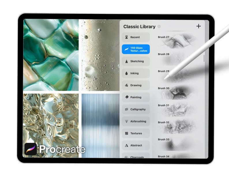 Pode incluir: Um tablet digital exibe a interface do aplicativo Procreate. A tela mostra uma "Biblioteca Cl&aacute;ssica" com op&ccedil;&otilde;es de pincel e uma caneta. A tela apresenta quatro imagens texturizadas e o texto "150 Glass Texturushes".
