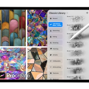 Op de afbeelding: Een digitale tablet toont de Procreate app-interface met glas-in-lood ge&iuml;nspireerde kunst en penseelopties. Een witte stylus zweeft boven het scherm. De "Classic Library" van de app is geopend en toont verschillende penseelstijlen en categorie&euml;n voor digitale kunst.
