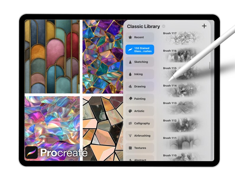 Op de afbeelding: Een digitale tablet toont de Procreate app-interface met glas-in-lood ge&iuml;nspireerde kunst en penseelopties. Een witte stylus zweeft boven het scherm. De "Classic Library" van de app is geopend en toont verschillende penseelstijlen en categorie&euml;n voor digitale kunst.