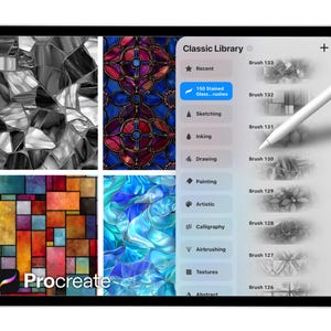 Op de afbeelding: Een digitale tablet met de interface van de Procreate-app. Het scherm toont brush-opties met glas-in-loodthema en een menu "Klassieke Bibliotheek". Een stylus zweeft boven het scherm. Het app-logo is zichtbaar linksonder.