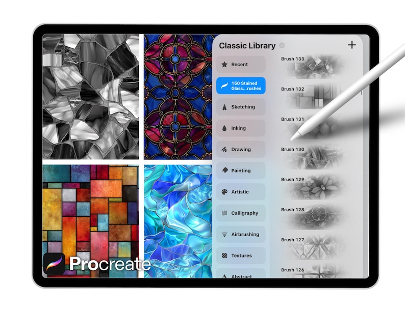Op de afbeelding: Een digitale tablet met de interface van de Procreate-app. Het scherm toont brush-opties met glas-in-loodthema en een menu "Klassieke Bibliotheek". Een stylus zweeft boven het scherm. Het app-logo is zichtbaar linksonder.