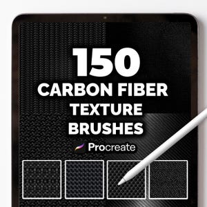 Op de afbeelding: Een digitale tablet toont de witte tekst "150 CARBON FIBER TEXTURE BRUSHES". Het scherm toont verschillende zwarte koolstofvezeltexturen en het Procreate-logo. Een witte stylus bevindt zich aan de rechterkant van de tablet.