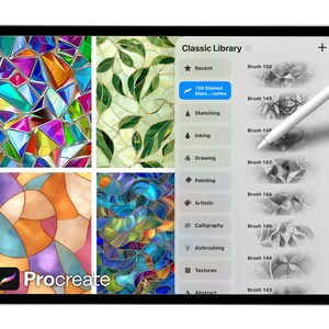 Op de afbeelding: Een digitale tablet met de Procreate app-interface. Het scherm toont glas-in-lood penseelopties, waaronder "150 Stained Glass...rushes". Een stylus zweeft boven het scherm. De "Classic Library" van de app is zichtbaar.