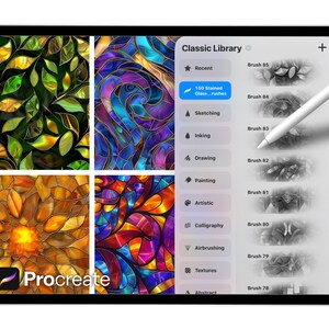Op de afbeelding: Een digitale tablet toont de Procreate app-interface. Het scherm toont voorbeelden van glas-in-loodkunst en een penseelbibliotheek. Een witte stylus zweeft in de buurt van het scherm. Het logo van de app is zichtbaar.