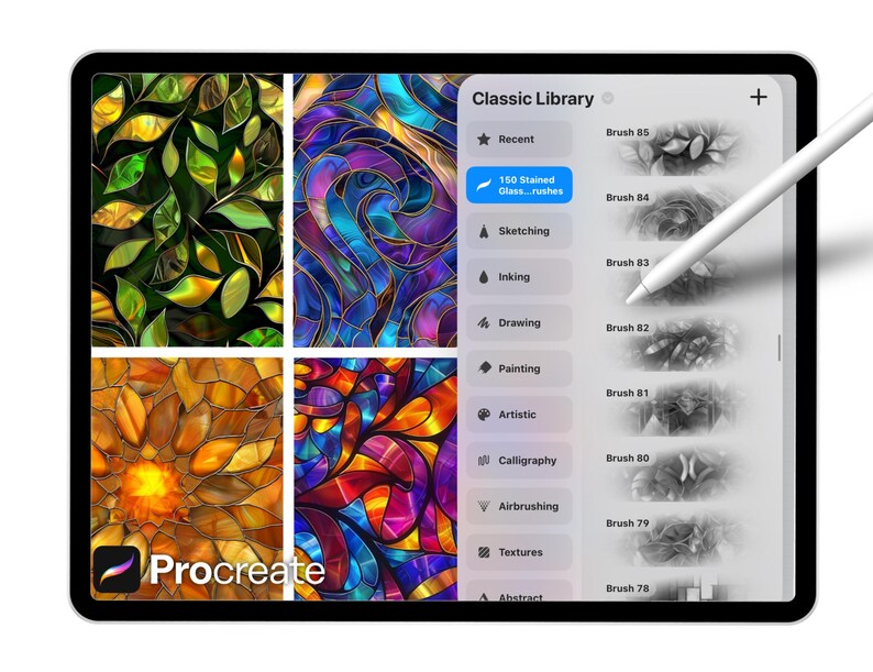 Op de afbeelding: Een digitale tablet toont de Procreate app-interface. Het scherm toont voorbeelden van glas-in-loodkunst en een penseelbibliotheek. Een witte stylus zweeft in de buurt van het scherm. Het logo van de app is zichtbaar.