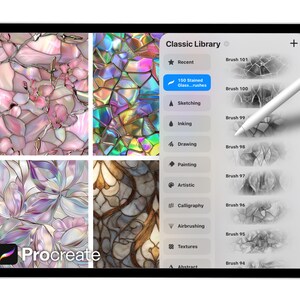 Op de afbeelding: Een digitale tablet toont de Procreate app-interface. Het scherm toont glas-in-lood textuur en een penseelbibliotheek. Een stylus zweeft boven het scherm. Het logo van de app is linksonder zichtbaar.