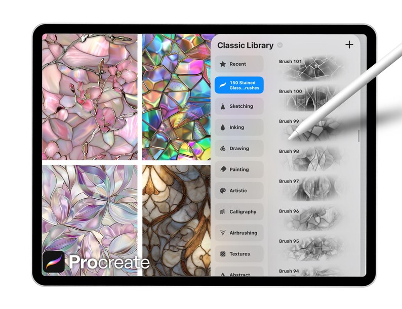 Op de afbeelding: Een digitale tablet toont de Procreate app-interface. Het scherm toont glas-in-lood textuur en een penseelbibliotheek. Een stylus zweeft boven het scherm. Het logo van de app is linksonder zichtbaar.