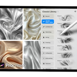 Puede incluir: Una tableta digital muestra la interfaz de la aplicaci&oacute;n Procreate. La pantalla muestra muestras de texturas de seda en plata, crema y oro. La Biblioteca Cl&aacute;sica de la aplicaci&oacute;n est&aacute; abierta, con opciones de pinceles y el texto "150 Silk Texturushes."