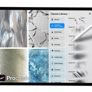 Pode incluir: Um tablet digital exibindo a interface do aplicativo Procreate. A tela mostra uma "Biblioteca Cl&aacute;ssica" com op&ccedil;&otilde;es para pinc&eacute;is, texturas e esbo&ccedil;os. Uma caneta paira sobre a tela. O logotipo do aplicativo &eacute; vis&iacute;vel no canto inferior esquerdo.