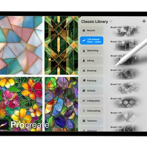 Op de afbeelding: Een digitale tablet met de Procreate app-interface met glas-in-lood penseelopties. Het scherm toont kleurrijke glas-in-lood patronen en een stylus die wijst naar de optie "150 Stained Glass...rushes". De Classic Library van de app is zichtbaar.