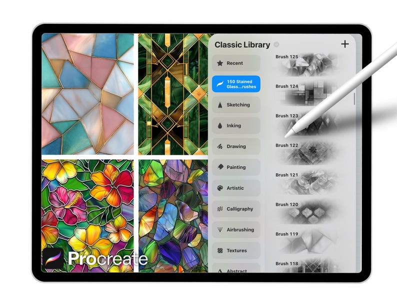 Op de afbeelding: Een digitale tablet met de Procreate app-interface met glas-in-lood penseelopties. Het scherm toont kleurrijke glas-in-lood patronen en een stylus die wijst naar de optie "150 Stained Glass...rushes". De Classic Library van de app is zichtbaar.