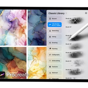 Op de afbeelding: Een digitale tablet met de interface van de Procreate-app. Het scherm toont kleurrijke abstracte kunst en een menu met penseelopties. Een witte stylus zweeft boven het scherm. Het logo van de app is linksonder zichtbaar.