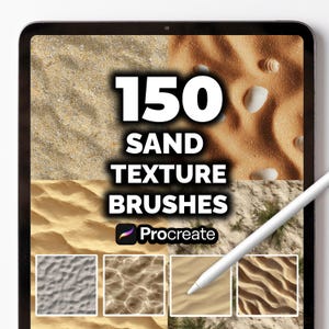 以下が含まれることがあります： デジタルタブレットには「150 SAND TEXTURE BRUSHES」の文字とProcreateのロゴが表示されています。画像には、砂や貝殻のクローズアップなど、さまざまな砂のテクスチャが写っています。白いスタイラスが画面上に配置されています。