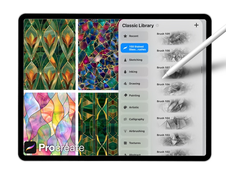 Op de afbeelding: Een digitale tablet met de Procreate app-interface. Het scherm toont glas-in-lood penseelpatronen en een "Classic Library" menu met penseelopties. Een stylus zweeft in de buurt van het scherm.