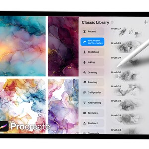 Op de afbeelding: Een digitale tablet met de Procreate app-interface. Het scherm toont kleurrijke abstracte kunstvoorbeelden en een penseelbibliotheek. Een witte stylus zweeft boven het scherm, klaar voor digitale kunstcreatie.