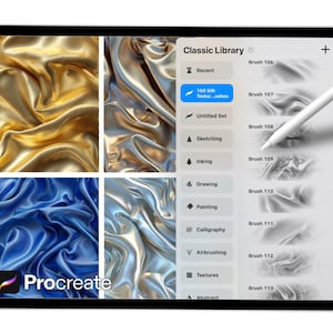 Puede incluir: Una tableta digital muestra la interfaz de la aplicaci&oacute;n Procreate. La pantalla muestra muestras de texturas de seda en oro, plata y azul. La biblioteca de pinceles de la aplicaci&oacute;n es visible, con un l&aacute;piz &oacute;ptico flotando sobre la pantalla. El texto "Classic Library" est&aacute; en la parte superior.
