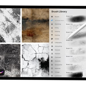 Pu&ograve; includere: Un tablet digitale che mostra l'app Procreate con una libreria di pennelli. Lo schermo presenta varie texture grunge e opzioni di pennelli. Una penna bianca fluttua sullo schermo, indicando una selezione. Il logo dell'app &egrave; visibile in basso a sinistra.