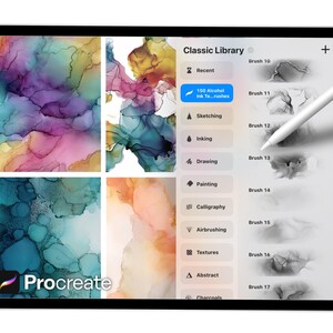 Op de afbeelding: Een tablet met de interface van de Procreate-app, met kleurrijke abstracte kunstvoorbeelden. Het scherm toont de "Classic Library" met penseelopties en het Procreate-logo. Een witte stylus suggereert digitale kunstcreatie.