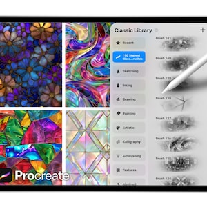 Op de afbeelding: Een digitale tablet met de Procreate app-interface. Het scherm toont voorbeelden van glas-in-loodkunst en een penseelbibliotheek. Een stylus zweeft boven het scherm. Het logo van de app is linksonder zichtbaar.