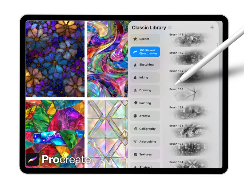 Op de afbeelding: Een digitale tablet met de Procreate app-interface. Het scherm toont voorbeelden van glas-in-loodkunst en een penseelbibliotheek. Een stylus zweeft boven het scherm. Het logo van de app is linksonder zichtbaar.