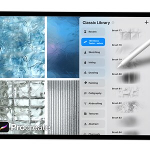 Pode incluir: Um tablet digital exibindo a interface do aplicativo Procreate. A tela mostra v&aacute;rias texturas e op&ccedil;&otilde;es de pinc&eacute;is, incluindo "150 Glass Texturushes". Uma caneta branca paira sobre a tela, sugerindo a cria&ccedil;&atilde;o de arte digital. O logotipo do aplicativo &eacute; vis&iacute;vel.