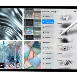 Pode incluir: Um tablet digital exibindo a interface do aplicativo Procreate. A tela mostra v&aacute;rias op&ccedil;&otilde;es de pinc&eacute;is e um menu "Biblioteca Cl&aacute;ssica". O tablet &eacute; branco com uma borda preta, e uma caneta branca paira sobre a tela. A tela exibe amostras de texturas abstratas.