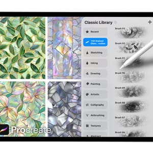 Op de afbeelding: Een digitale tablet met de interface van de Procreate-app. Het scherm toont glas-in-loodtexturen en penseelopties. Een stylus zweeft boven het scherm. Het logo van de app is zichtbaar linksonder.