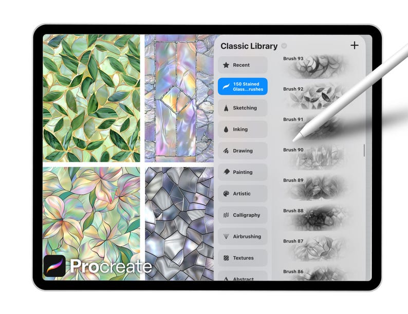 Op de afbeelding: Een digitale tablet met de interface van de Procreate-app. Het scherm toont glas-in-loodtexturen en penseelopties. Een stylus zweeft boven het scherm. Het logo van de app is zichtbaar linksonder.