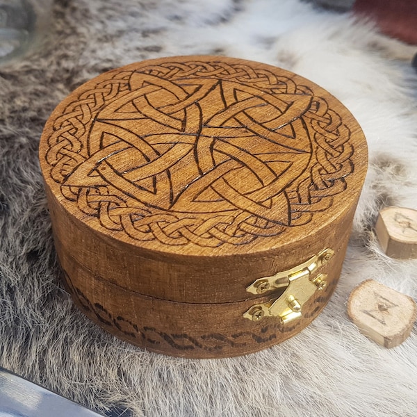 Boîte noeud celtique - boîte ronde viking gravée à la main, petit rangement en bois pour les dés D&D, coffre runique païen scandinave fait main, cadeau pour lui homme Royaume-Uni