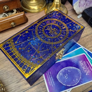 Astrologie personalisierte Schmuckschatulle | Kristalle und Tarot-Aufbewahrung, Wicca Hexe Blauer Stern-Raum-Truhe im Boho-Stil, Sternzeichen Geschenk Made in UK