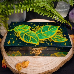 Cofre de almacenamiento de tarot y cristales con hojas doradas / Cofre de bruja Wicca pintado a mano, joyero de altar de viaje con recuerdo de naturaleza esmeralda