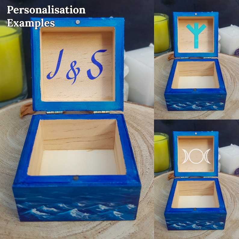 Pu&ograve; includere: Scatola di legno aperta con esterno e interno dipinti di blu. La scatola &egrave; decorata con un motivo a onde all'esterno e ha un interno di colore chiaro. Il coperchio &egrave; aperto, rivelando un disegno dipinto all'interno. Il testo "Personalisation Examples" &egrave; in alto.