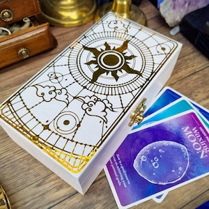 Boîte à bijoux personnalisée The Sun en blanc | Rangement pour cristaux et tarot, Coffre Oracle de style bohème sorcière, Souvenir métallique doré fabriqué au Royaume-Uni