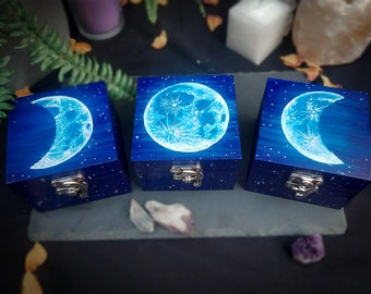 Caja de almacenamiento de cristal de triple luna, pintada a mano, recuerdo de bruja wicca, estrellas de galaxia espacial, altar de fases de la diosa Hécate, joyero del Reino Unido