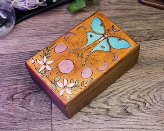 Caja de joyería de madera Luna Moth / Caja de almacenamiento para cristales de tarot Whitchy pintada a mano